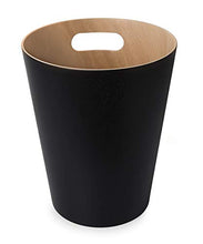 Charger l'image dans la galerie, Umbra Woodrow Poubelle Ou Corbeille À Papier Moderne En Bois D'Une Capacité De 7.5 L Pour Salle De Bain. Bureau. et Bien Plus Encore. Hêtre Commun. Noir/Naturel