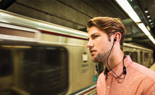 Charger l'image dans la galerie, JBL T110 – Ecouteurs intra-auriculaires filaires – Son Pure Bass de JBL et bouton de contrôle – Connectivité : câble Jack 3,5 mm – Couleur : Noir