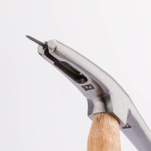 Charger l'image dans la galerie, Draper Marteau de tapissier aimanté manche hickory 190g Expert 19724
