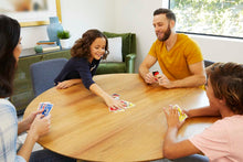 Charger l'image dans la galerie, Mattel Games UNO Deluxe, Jeux De Cartes Familial Pour Enfants Et Adultes, Jeu De Société Pour Soirée Jeux En Famille Ou En Voyage, 2 À 10 Joueurs, Jouet pour Enfant de 7 ans et Plus, K0888