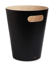 Charger l'image dans la galerie, Umbra Woodrow Poubelle Ou Corbeille À Papier Moderne En Bois D'Une Capacité De 7.5 L Pour Salle De Bain. Bureau. et Bien Plus Encore. Hêtre Commun. Noir/Naturel