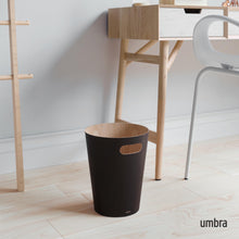 Charger l'image dans la galerie, Umbra Woodrow Poubelle Ou Corbeille À Papier Moderne En Bois D'Une Capacité De 7.5 L Pour Salle De Bain. Bureau. et Bien Plus Encore. Hêtre Commun. Noir/Naturel