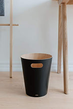 Charger l'image dans la galerie, Umbra Woodrow Poubelle Ou Corbeille À Papier Moderne En Bois D'Une Capacité De 7.5 L Pour Salle De Bain. Bureau. et Bien Plus Encore. Hêtre Commun. Noir/Naturel
