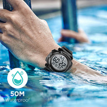 Charger l'image dans la galerie, kieyeeno Montre Homme Digitale Sport Militaire,50M Multifonction Étanche LED Lumière Alarme Calendrier Alarme Calendrier Chronomètre 12/24H Noir
