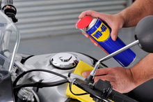 Charger l'image dans la galerie, WD-40 • Produit Multifonction • Spray Double Position • Sans Silicone • Non Conducteur • Compatible Plastiques, Caoutchoucs, Tous Métaux • 450 ml
