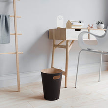 Charger l'image dans la galerie, Umbra Woodrow Poubelle Ou Corbeille À Papier Moderne En Bois D'Une Capacité De 7.5 L Pour Salle De Bain. Bureau. et Bien Plus Encore. Hêtre Commun. Noir/Naturel
