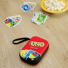 Charger l'image dans la galerie, Theo Klein 5901 Etupour cartes UNO Etupratique pour cartes à jouer ,pour le voyage Protège les cartes de l'humidité et de la poussière Dimensions 11cmx3,5cmx15,5cm Jouet pour enfants à partir de 3 ans
