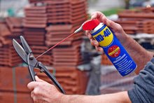 Charger l'image dans la galerie, WD-40 • Produit Multifonction • Spray Double Position • Sans Silicone • Non Conducteur • Compatible Plastiques, Caoutchoucs, Tous Métaux • 450 ml

