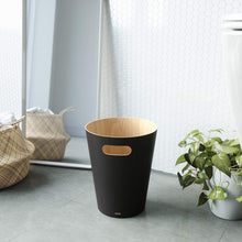 Charger l'image dans la galerie, Umbra Woodrow Poubelle Ou Corbeille À Papier Moderne En Bois D'Une Capacité De 7.5 L Pour Salle De Bain. Bureau. et Bien Plus Encore. Hêtre Commun. Noir/Naturel
